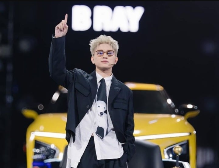 B Ray được yêu mến khi ngồi ghế nóng Rap Việt.