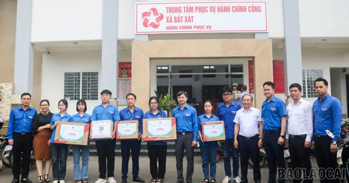 Visit and present gifts to youth volunteers supporting the operation of two-level local government in Bat Xat and Trinh Tuong communes