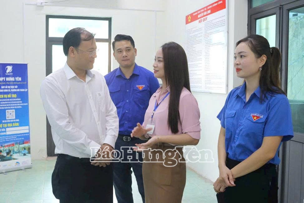 Lãnh đạo Tỉnh đoàn Hưng Yên kiểm tra việc thực hiện hướng dẫn, tuyên truyền của tình nguyện viên tại xã Nguyễn Văn Linh.