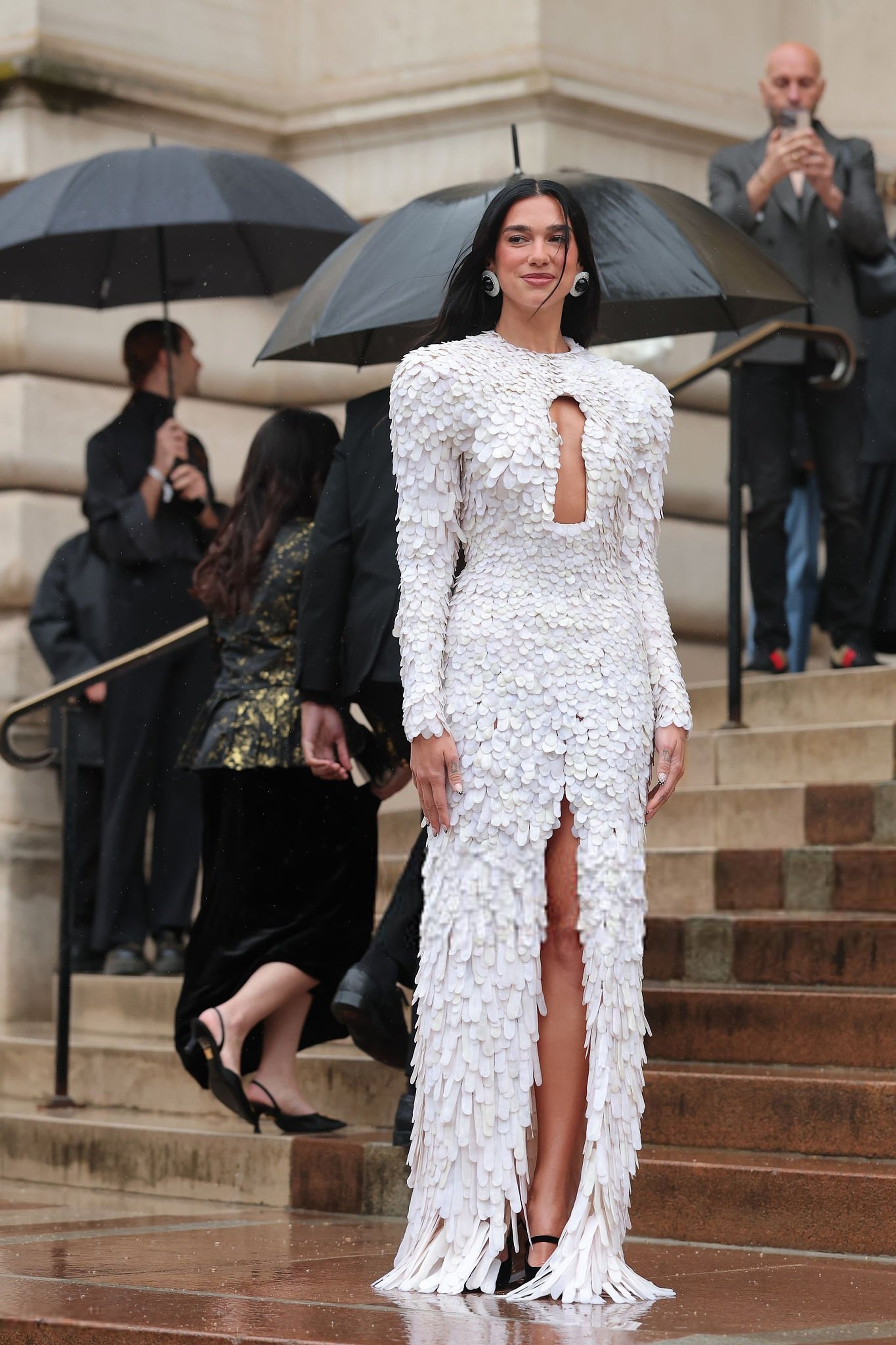 Cardi B gây sốc khi diện váy nhô cao đến đỉnh đầu, tạo dáng cùng quạ đen - 1