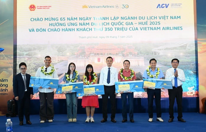 Vị khách đặc biệt thứ 350 triệu của Vietnam Airlines nhận quà "khủng"- Ảnh 8.