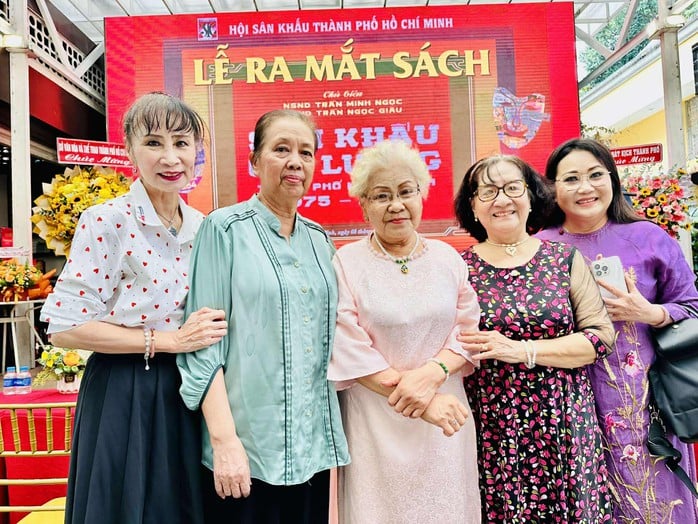 NSND Trọng Phúc, Thanh Hằng xúc động nói về công trình sách "Sân khấu cải lương" - Ảnh 10.