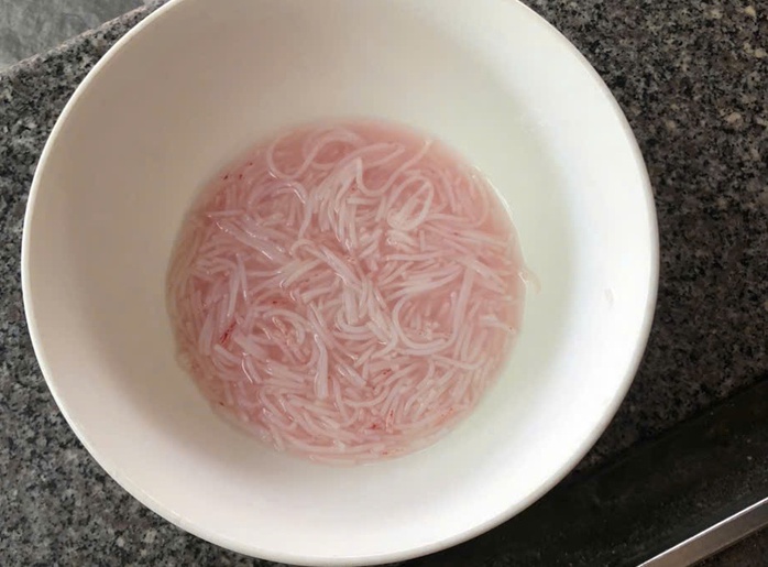 Đà Nẵng kiểm tra vụ bún đổi màu đỏ bất thường tại chợ hòa châu - Ảnh 1.