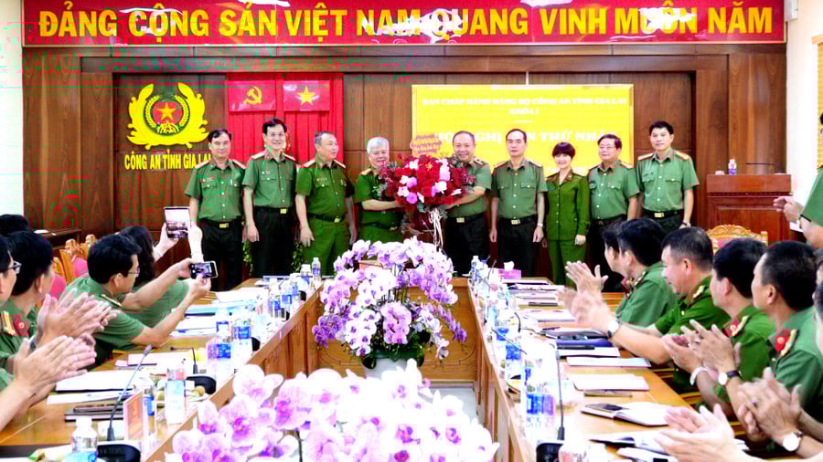 thieu-tuong-le-quang-nhan-chuc-mung-cac-dong-chi-lanh-dao-cong-an-tinh-tham-gia-ban-thuong-vu-ban-chap-hanh-dang-bo-cong-an-tinh.jpg