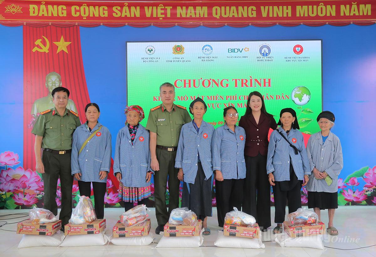 Ban tổ chức chương trình trao tặng quà cho các bệnh nhân nghèo đang điều trị tại Bệnh viện Đa khoa khu vực Xín Mần.