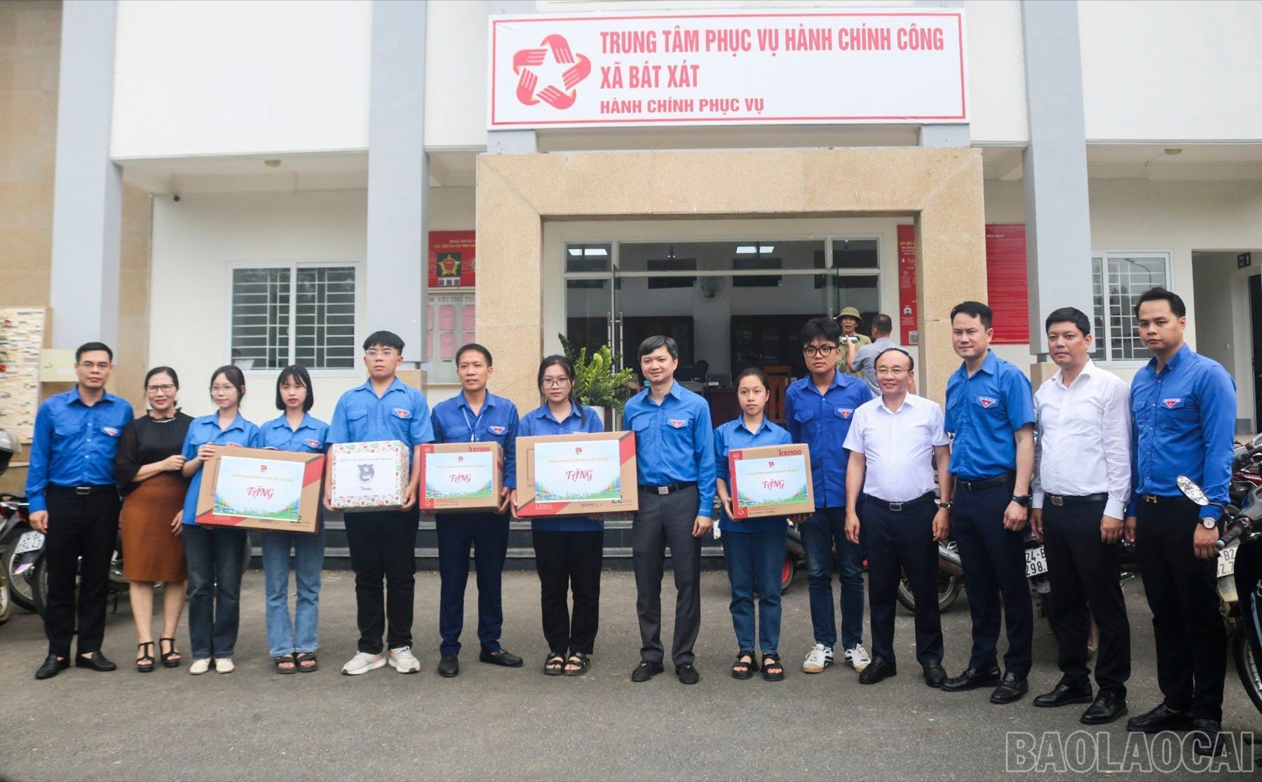 baolaocai-br_tang-qua-cho-doi-thanh-nien-tinh-nguyen-xa-bat-xat-1448.jpg