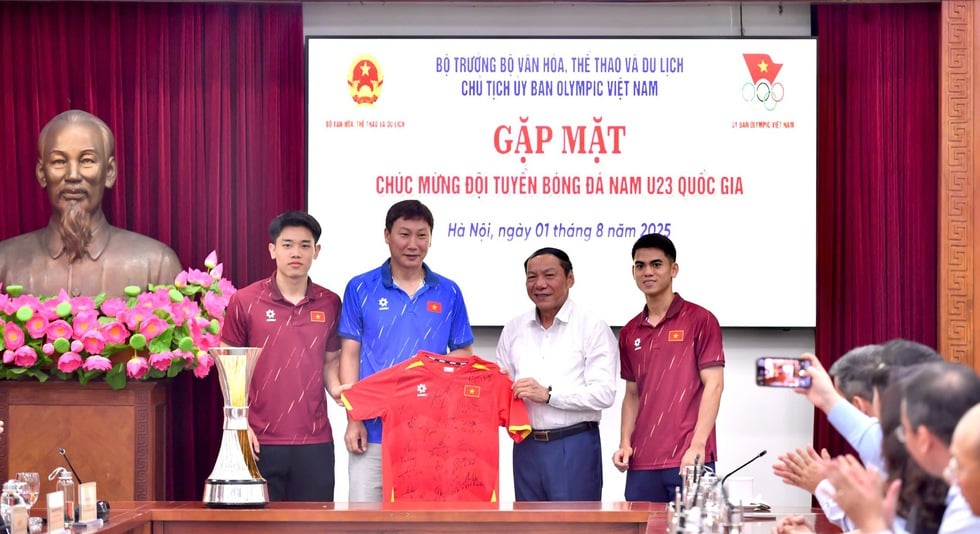 HLV Kim Sang-sik và các học trò được trao tặng Bằng khen Thủ tướng, Bộ trưởng nói lời xúc động - Ảnh 3.