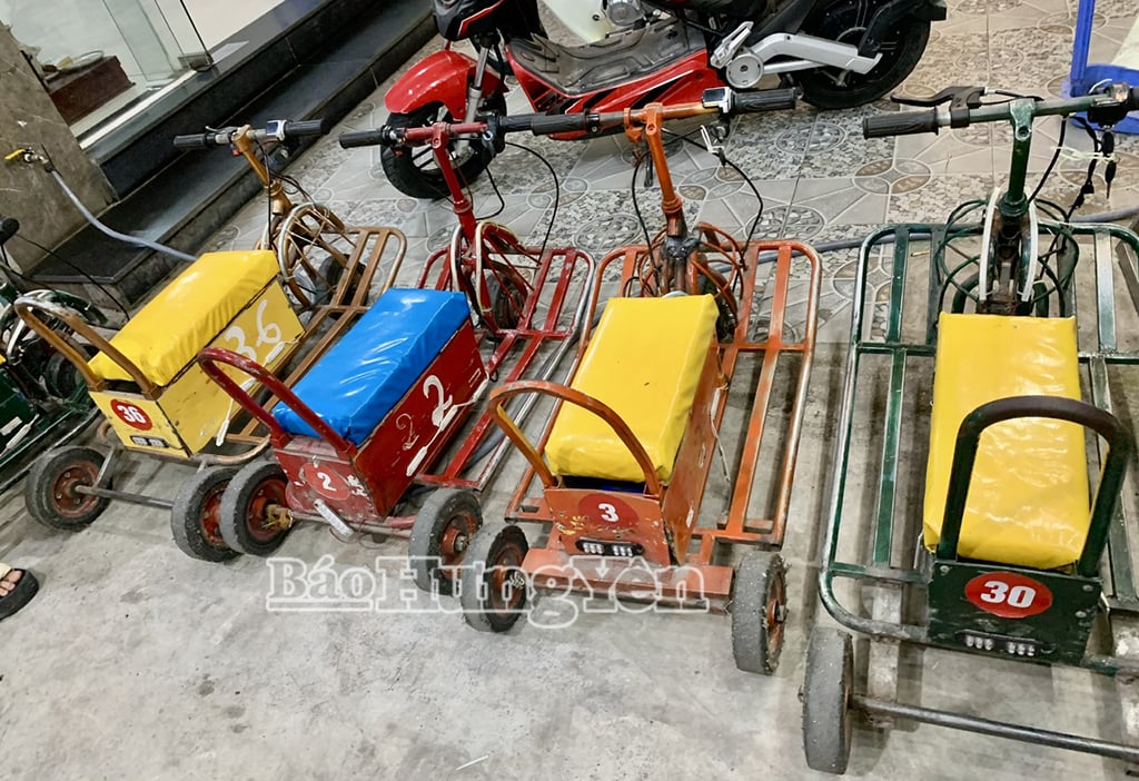 Xe điện 3 bánh tự chế được bày cho thuê nhiều ở khu vực Trung tâm thương mại Khoái Châu, xã Việt Tiến.