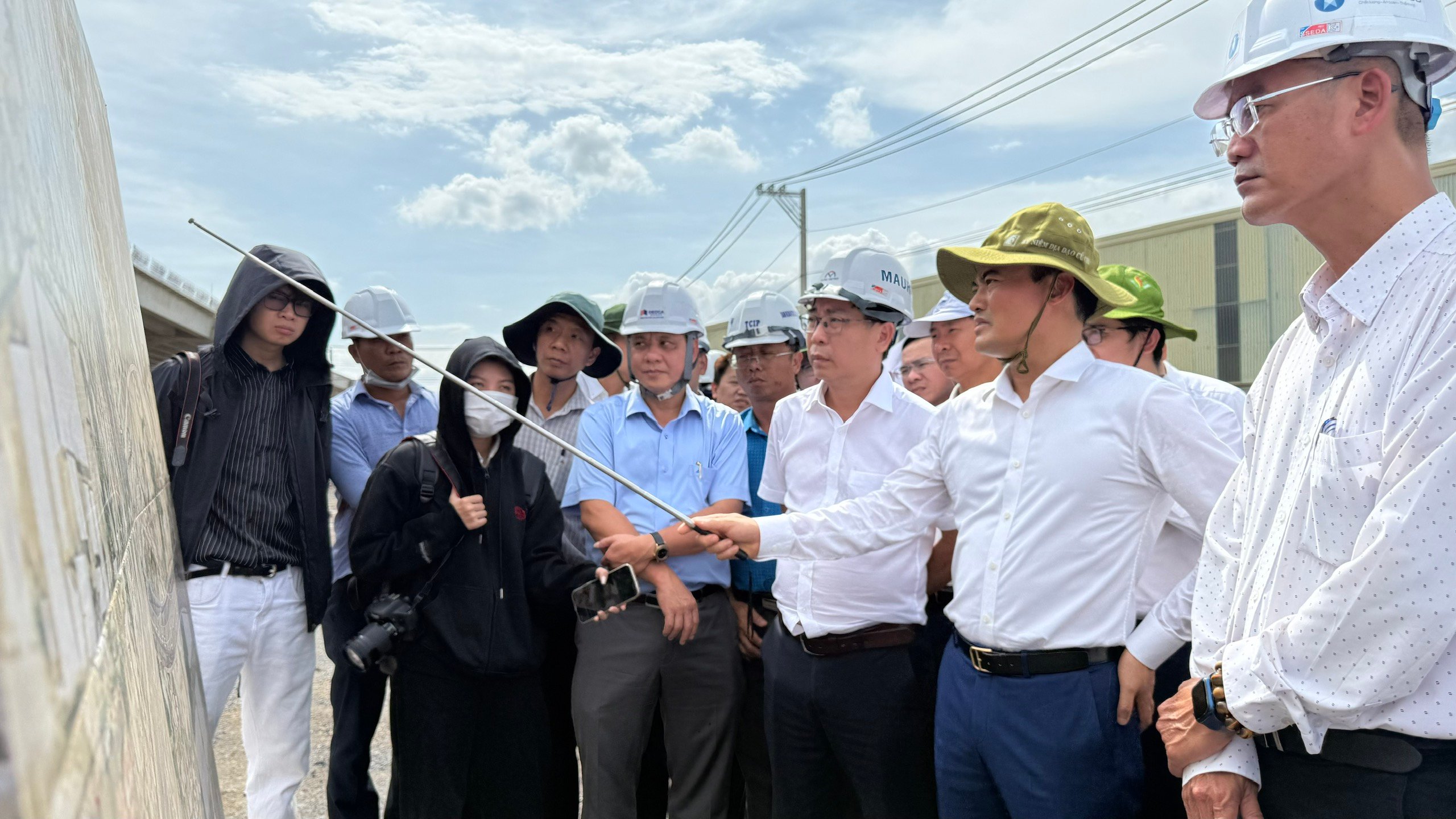 TP.HCM: Phó chủ tịch Bùi Xuân Cường kiểm tra công trình giao thông, tháo gỡ ùn tắc- Ảnh 2.