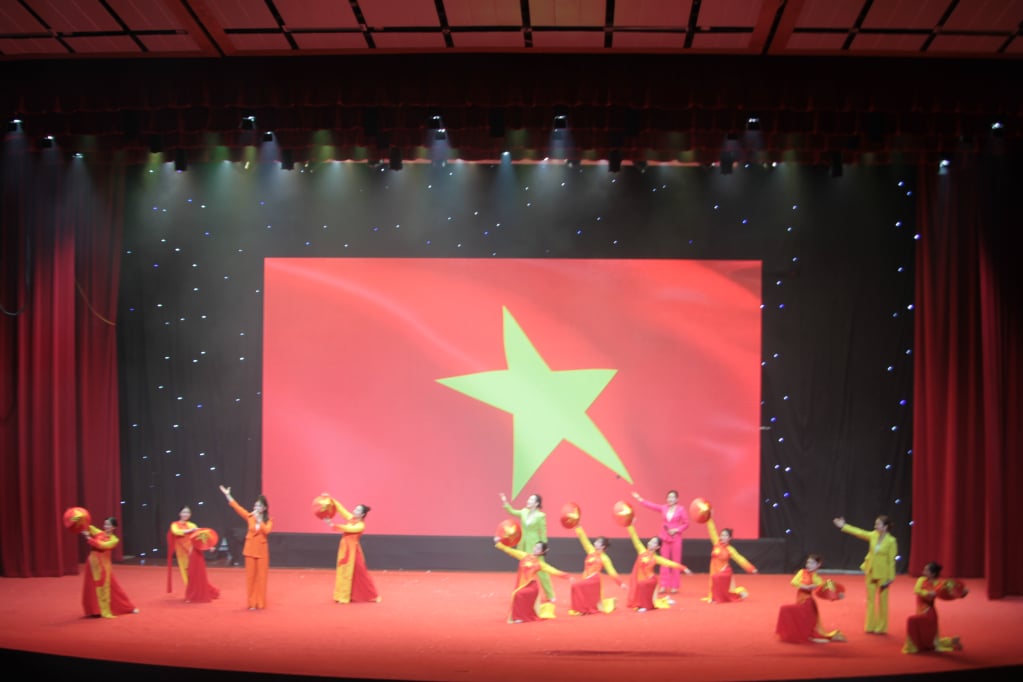 Tốp ca nữ thể hiện liên khúc 