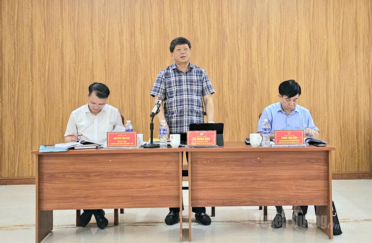 Đồng chí Hà Trung Kiên phát biểu kết luận buổi làm việc.