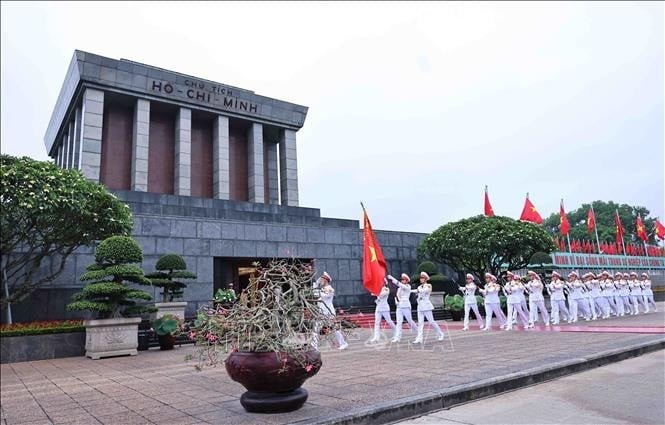 Các cán bộ, chiến sĩ Bộ Tư lệnh Lăng Chủ tịch Hồ Chí Minh thực hiện các nghi thức buổi lễ chào cờ thiêng liêng trước Lăng Chủ tịch Hồ Chí Minh, sáng 19-5.
