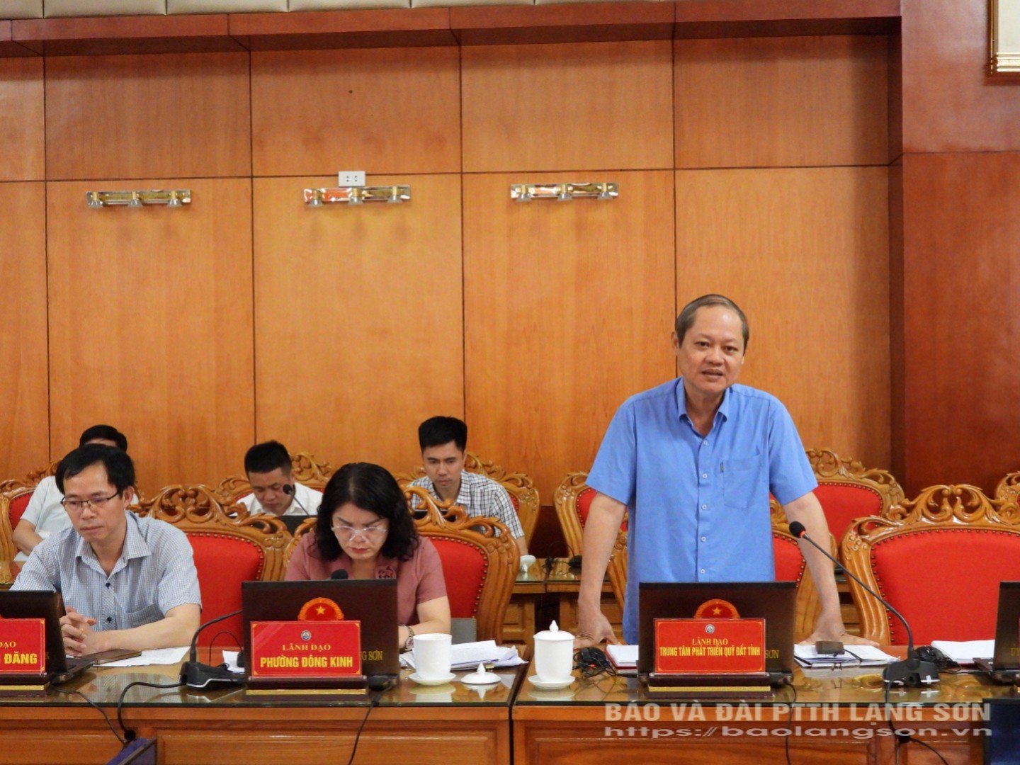 Lãnh đạo Trung tâm phát triển quỹ đất tỉnh phát biểu tại cuộc họp