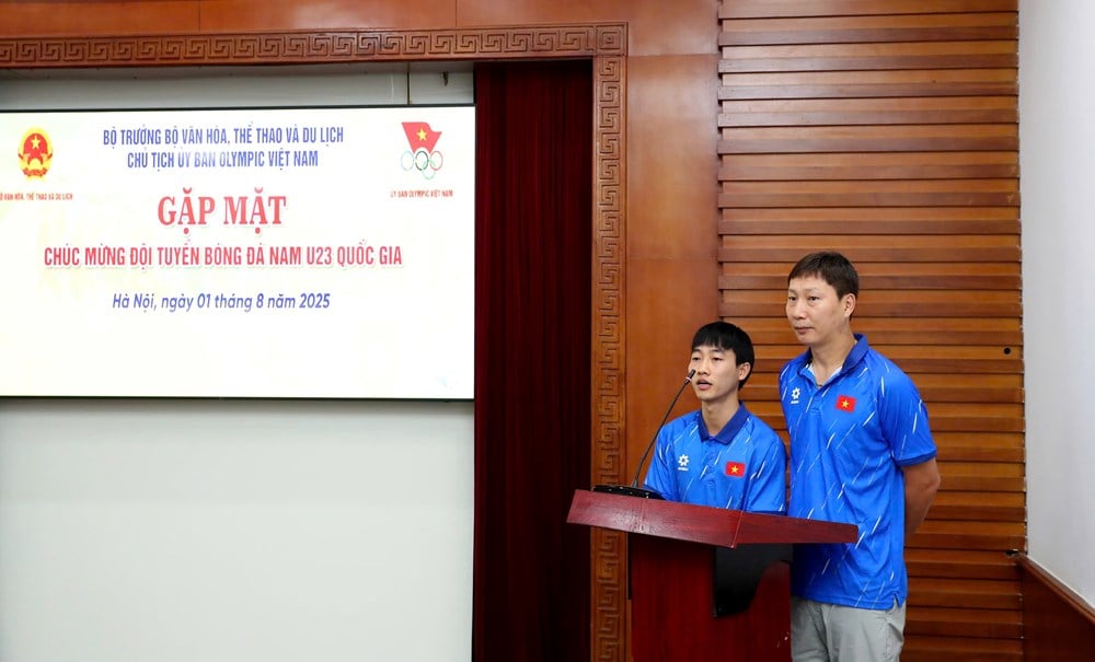 Minister Nguyen Van Hung congratulates the Vietnam U23 team on winning the Southeast Asian U23 Championship - photo 3