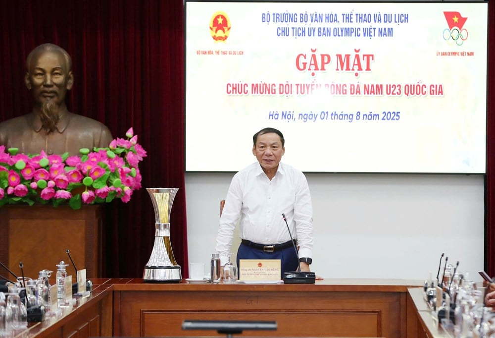 Minister Nguyen Van Hung congratulates the Vietnam U23 team on winning the Southeast Asian U23 Championship - photo 5