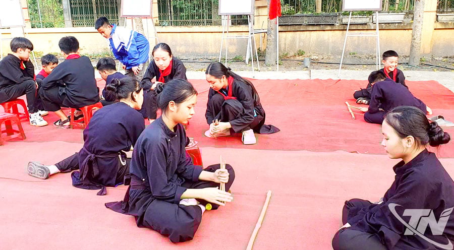 Học sinh Trường Phổ thông dân tộc nội trú THCS Chợ Mới, xã Chợ Mới, tham gia hoạt động tìm hiểu, trải nghiệm văn hóa truyền thống.