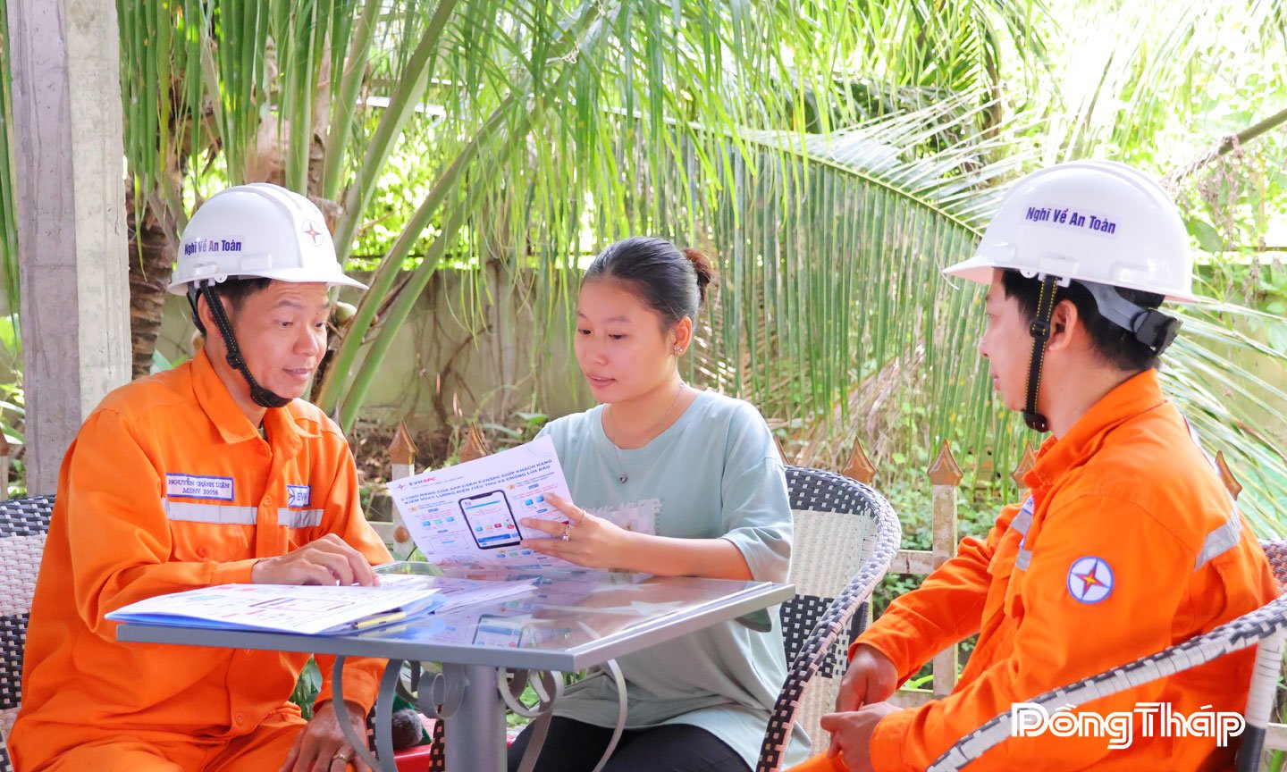 Đội Quản lý điện Mỹ Thọ, Công ty Điện lực Đồng Tháp thực hiện tuyên truyền cho người dân  về sử dụng điện an toàn - tiết kiệm - hiệu quả.