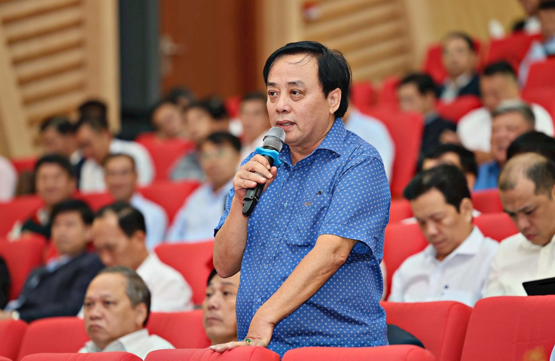 Le journaliste Phuong Nam du journal juridique de Ho Chi Minh-Ville s'est enquis de l'avancement des grands projets dans la province, notamment le projet de voie express ferroviaire locale.