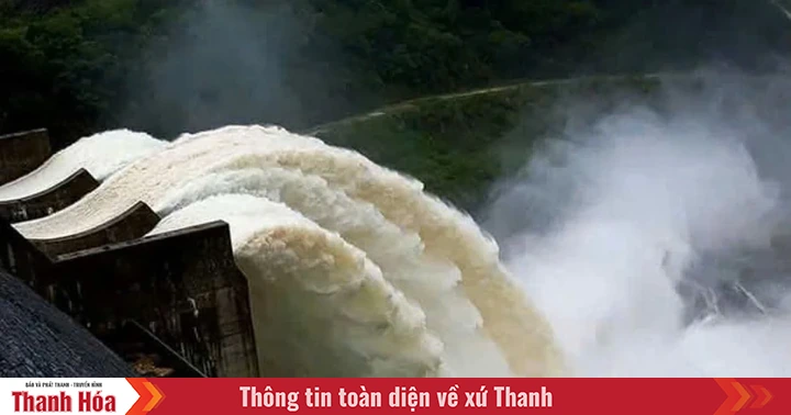 Flood discharge from Ba Thuoc 1 hydropower reservoir from 3:00 p.m. to 3:00 p.m. on August 5