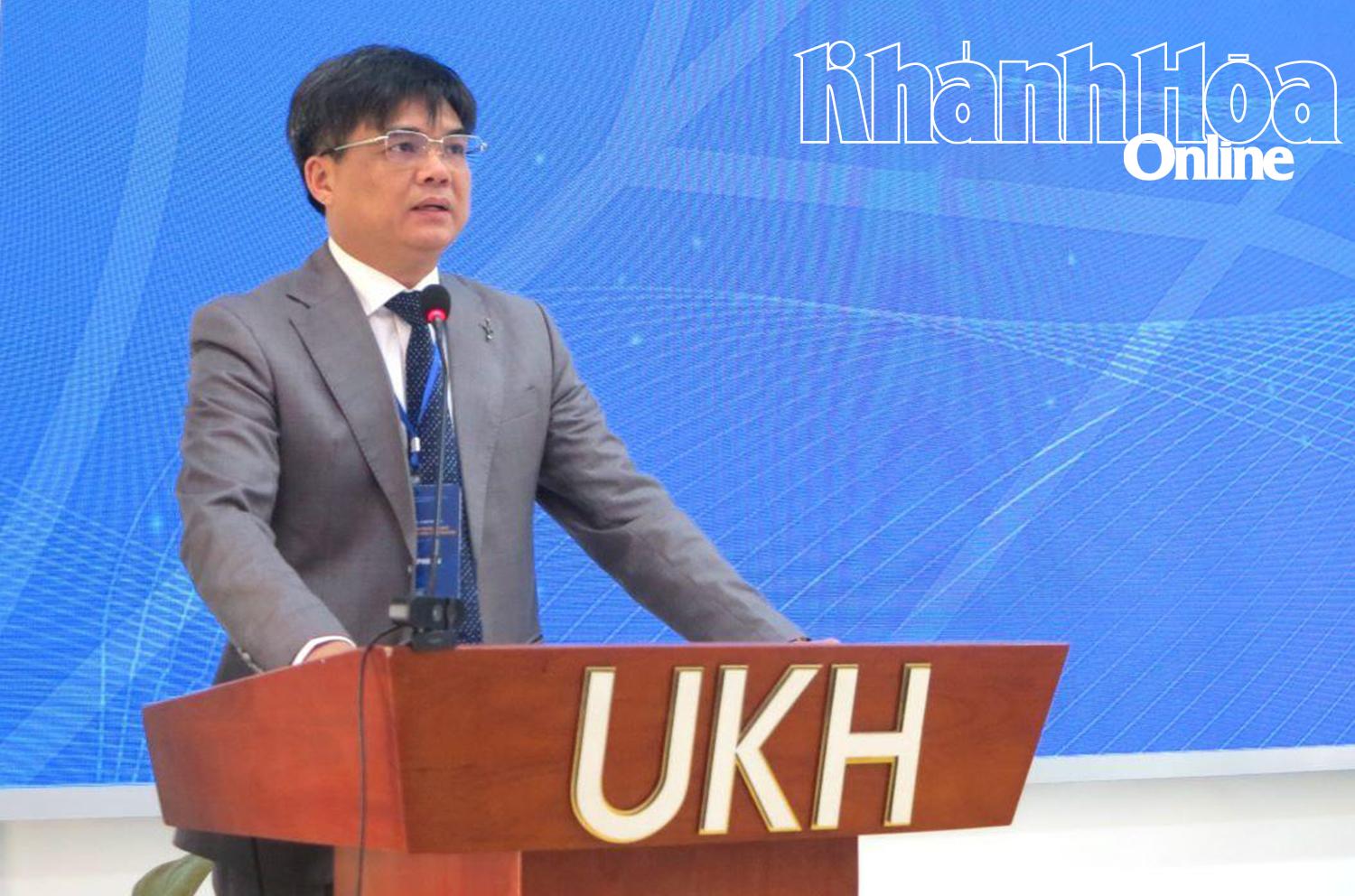 Tiến sĩ Phan Phiến - Hiệu trưởng Trường Đại học Khánh Hòa phát biểu tại hội thảo.