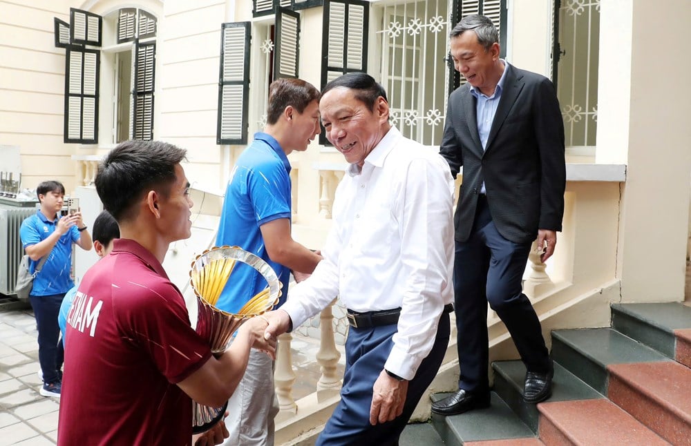 Minister Nguyen Van Hung congratulates the Vietnam U23 team on winning the Southeast Asian U23 Championship - photo 2