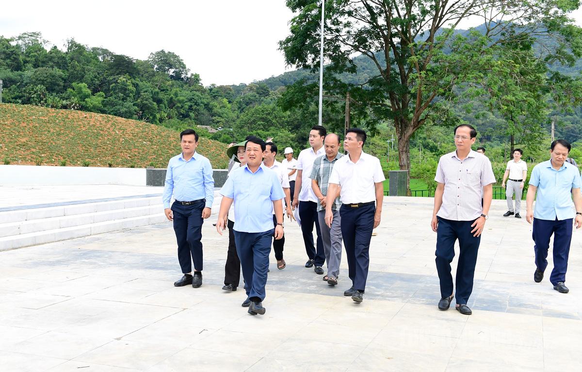 เลขาธิการพรรคประจำจังหวัด เฮา อา เลนห์ ตรวจสอบความคืบหน้าพิธีเปิดโครงการจัดภูมิทัศน์ บริเวณมหาวิทยาลัย และฐานอนุสาวรีย์ลุงโฮ ภายใต้โครงการจัดสร้างอนุสาวรีย์ 