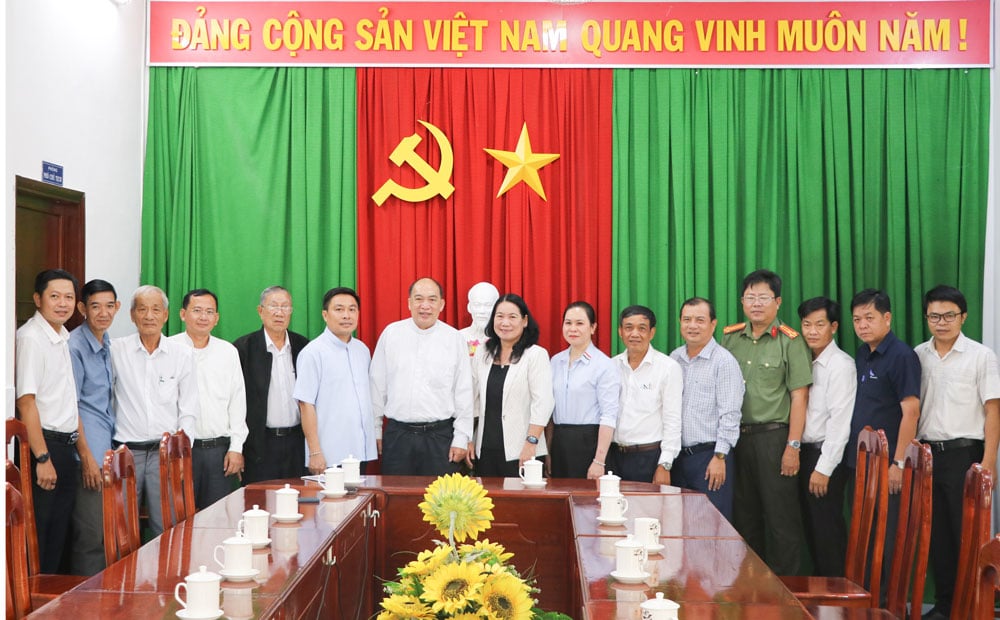 Phó Chủ tịch UBND tỉnh- Nguyễn Thị Bé Mười (đứng giữa) cùng đoàn công tác chụp ảnh lưu niệm với Ủy ban Đoàn kết Công giáo Việt Nam tỉnh Vĩnh Long.