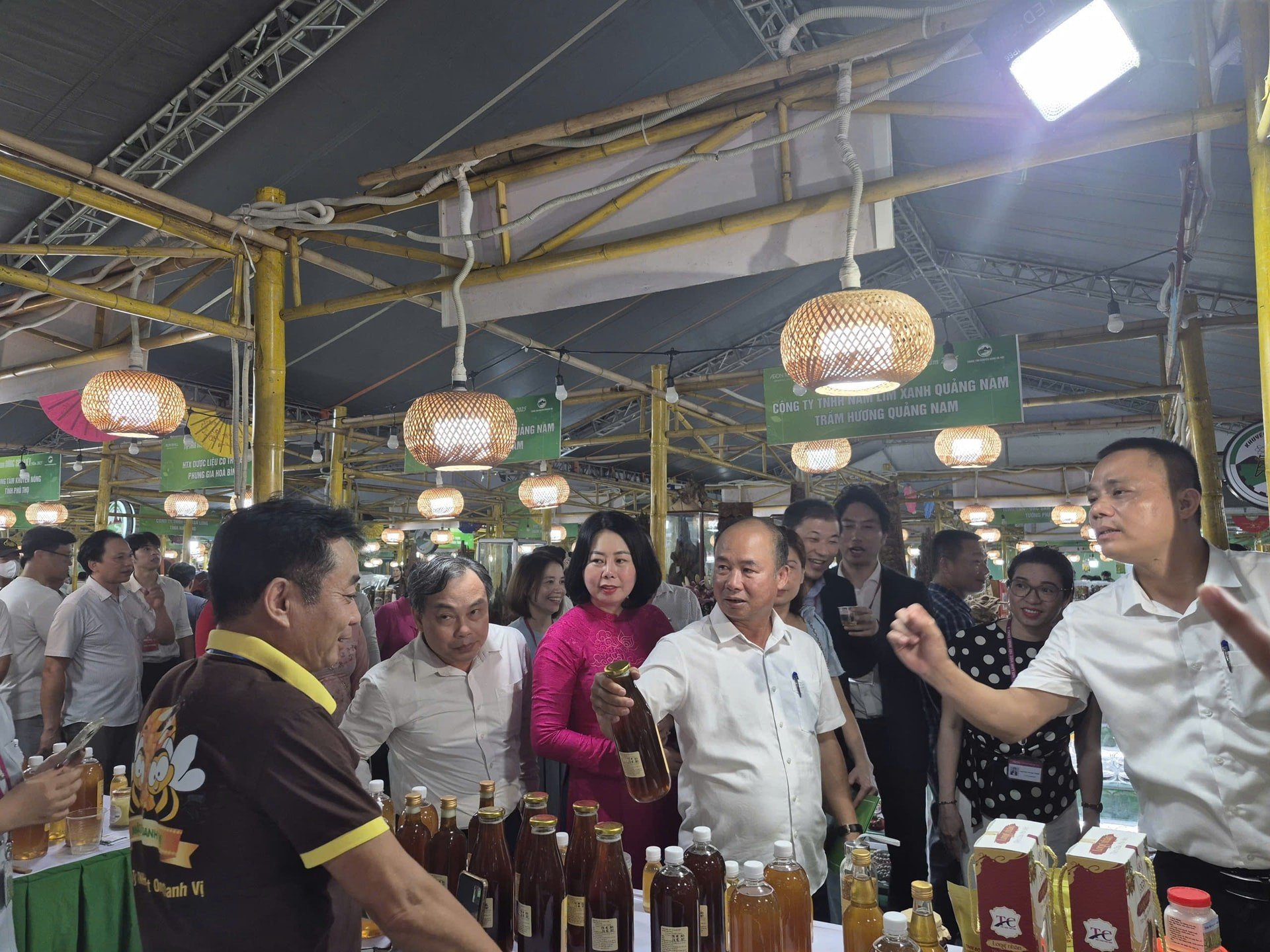 Các đại biểu tham quan gian hàng trưng bày, bán sản phẩm tại chương trình &quot;Tự hào nông sản Việt&quot;.