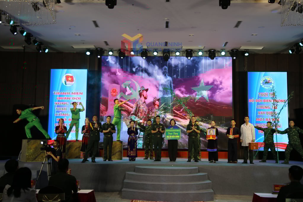 Chương trình tuyên truyền phổ biến pháp luật được diễn ra theo hình thức sân khấu hoá với nhiều tiết mục văn nghệ đặc sắc