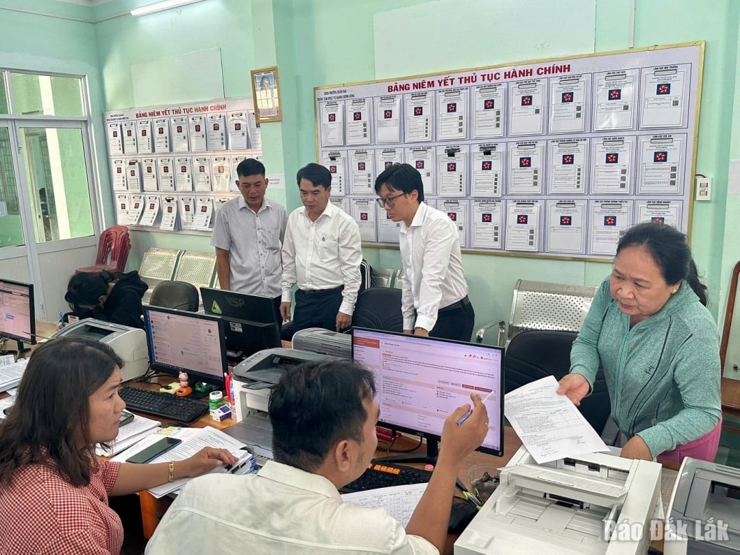 គោលនយោបាយគាំទ្រ យោងតាមសេចក្តីសម្រេចចិត្តលេខ ០២/២០២៥/NQ-HDND របស់ក្រុមប្រឹក្សាប្រជាជនខេត្ត មានគោលបំណងលើកទឹកចិត្ត និងលើកទឹកចិត្តដល់កម្មាភិបាល មន្ត្រីរាជការ និងបុគ្គលិកសាធារណៈឱ្យបំពេញការងារដោយសន្តិភាព។ ក្នុងរូបថត៖ លេខាគណៈកម្មាធិការបក្សសង្កាត់ Xuan Dai លោក Ho Hong Nam (អាវពណ៌សឈរកណ្តាល) ទៅធ្វើការប្រហែល ៦០គីឡូម៉ែត្រពីផ្ទះ។