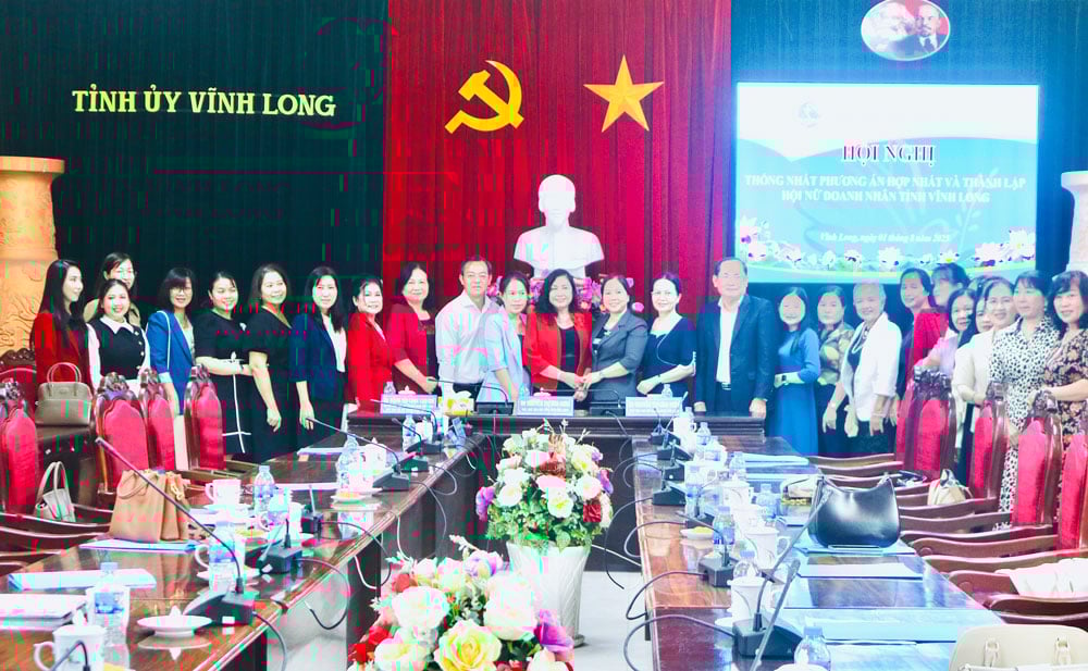 Đại biểu, thành viên Hội Nữ doanh nhân tỉnh Vĩnh Long chụp ảnh lưu niệm.

