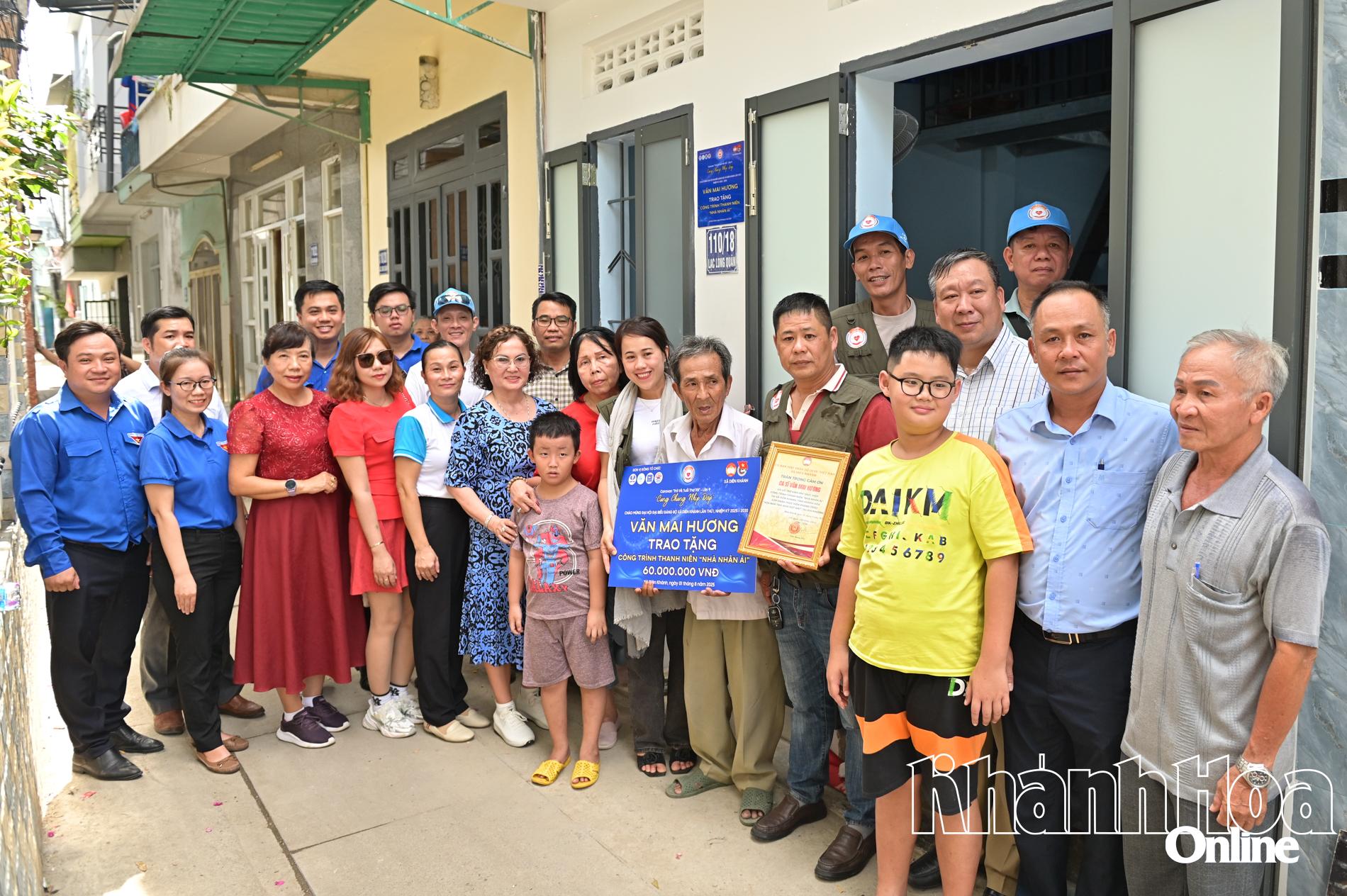 
Các đơn vị trao biểu trưng hỗ trợ công trình cho ông Nguyễn Tấn.
