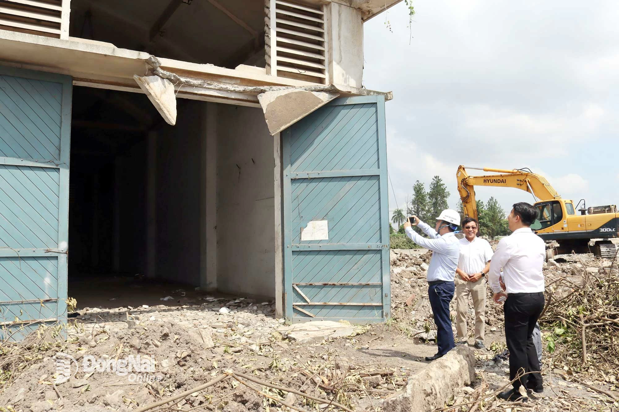  The Provincial People's Committee leaders inspected the current status of construction works on land in priority area 1. Photo: Hoang Loc