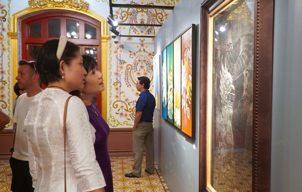 Displaying unique works about the Four Sacred Animals at Hue heritage site - photo 1
