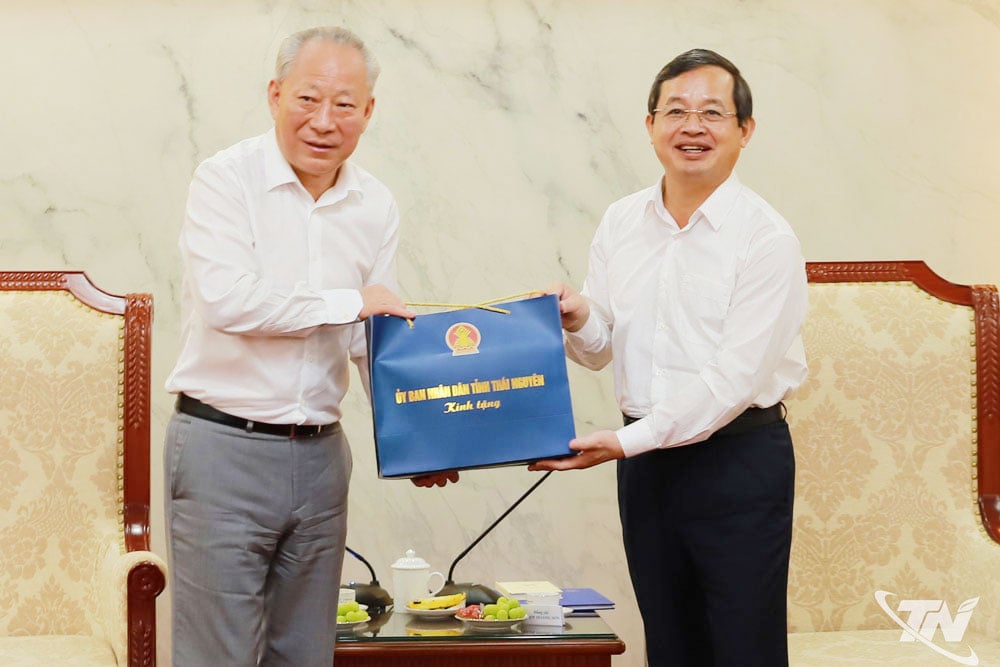 Đồng chí Chủ tịch UBND tỉnh Phạm Hoàng Sơn trao quà là đặc sản trà Thái Nguyên cho ông Nghiêm Giới Hòa - Người sáng lập Tập đoàn Xây dựng Thái Bình Dương.