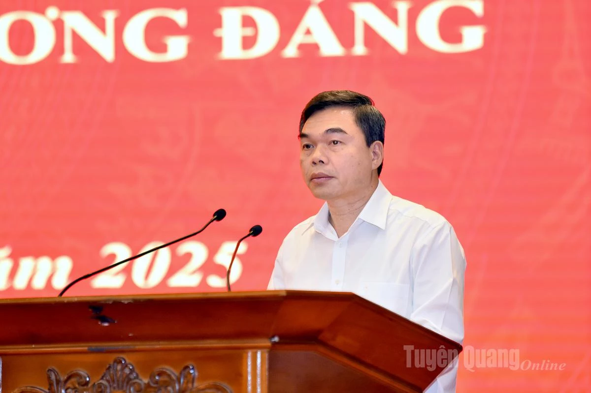 Đồng chí Ma Thế Hồng, Phó Bí thư Tỉnh ủy, Chủ tịch Ủy ban MTTQ tỉnh quán triệt các văn bản Trung ương tại hội nghị.