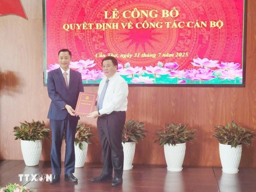 Ủy viên Bộ Chính trị Nguyễn Xuân Thắng trao quyết định về công tác cán bộ