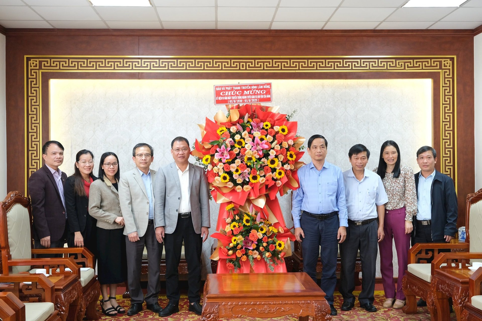 Báo và Phát thanh, Truyền hình Lâm Đồng tặng hoa chúc mừng kỷ niệm 95 năm Ngành tuyên giáo của Đảng