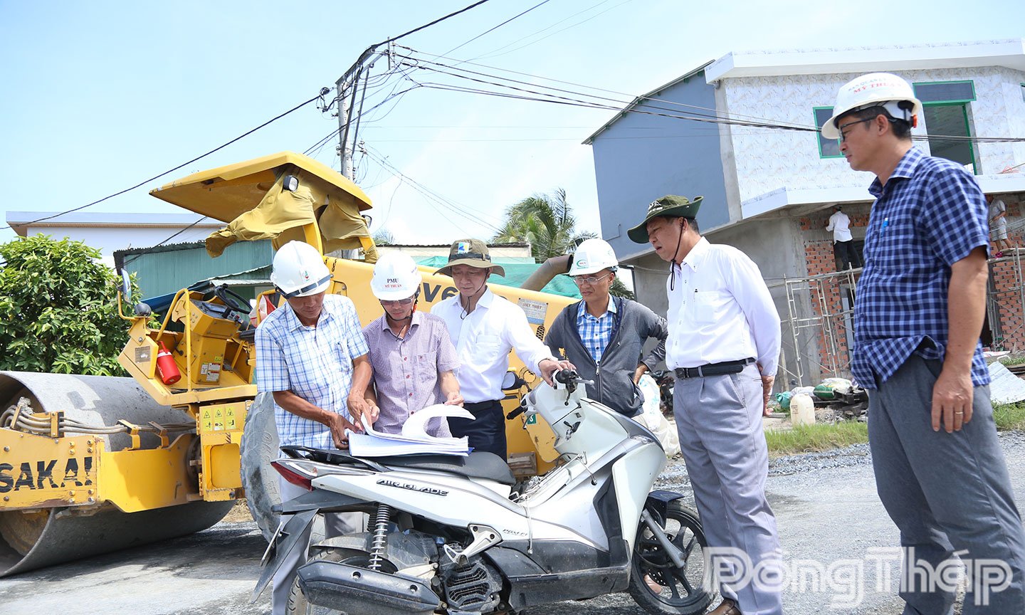 หัวหน้ากรมโยธาธิการและผังเมืองจังหวัดด่งท้าป ลงพื้นที่ตรวจสอบและสำรวจจุดต่างๆ บนถนนที่จะขึ้นสะพาน