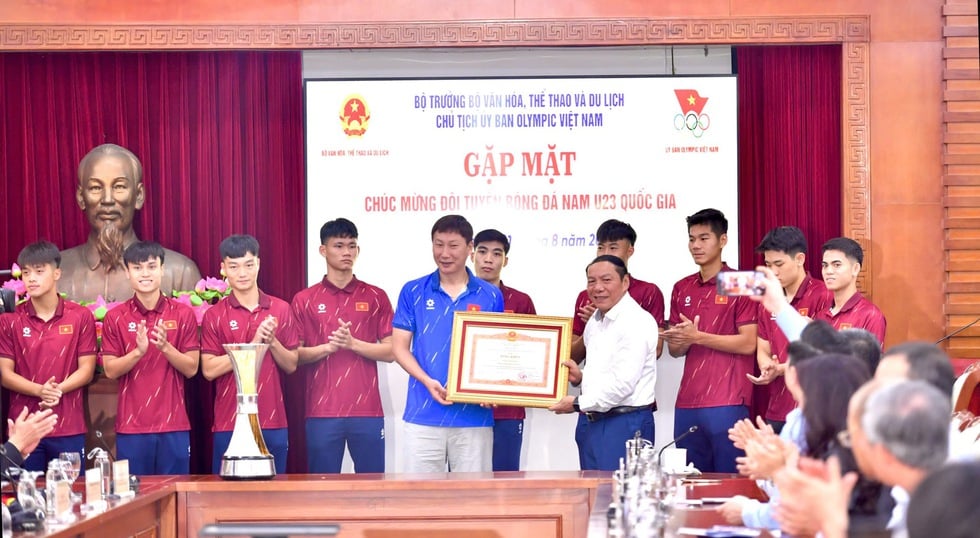 HLV Kim Sang-sik và các học trò được trao tặng Bằng khen Thủ tướng, Bộ trưởng nói lời xúc động - Ảnh 1.