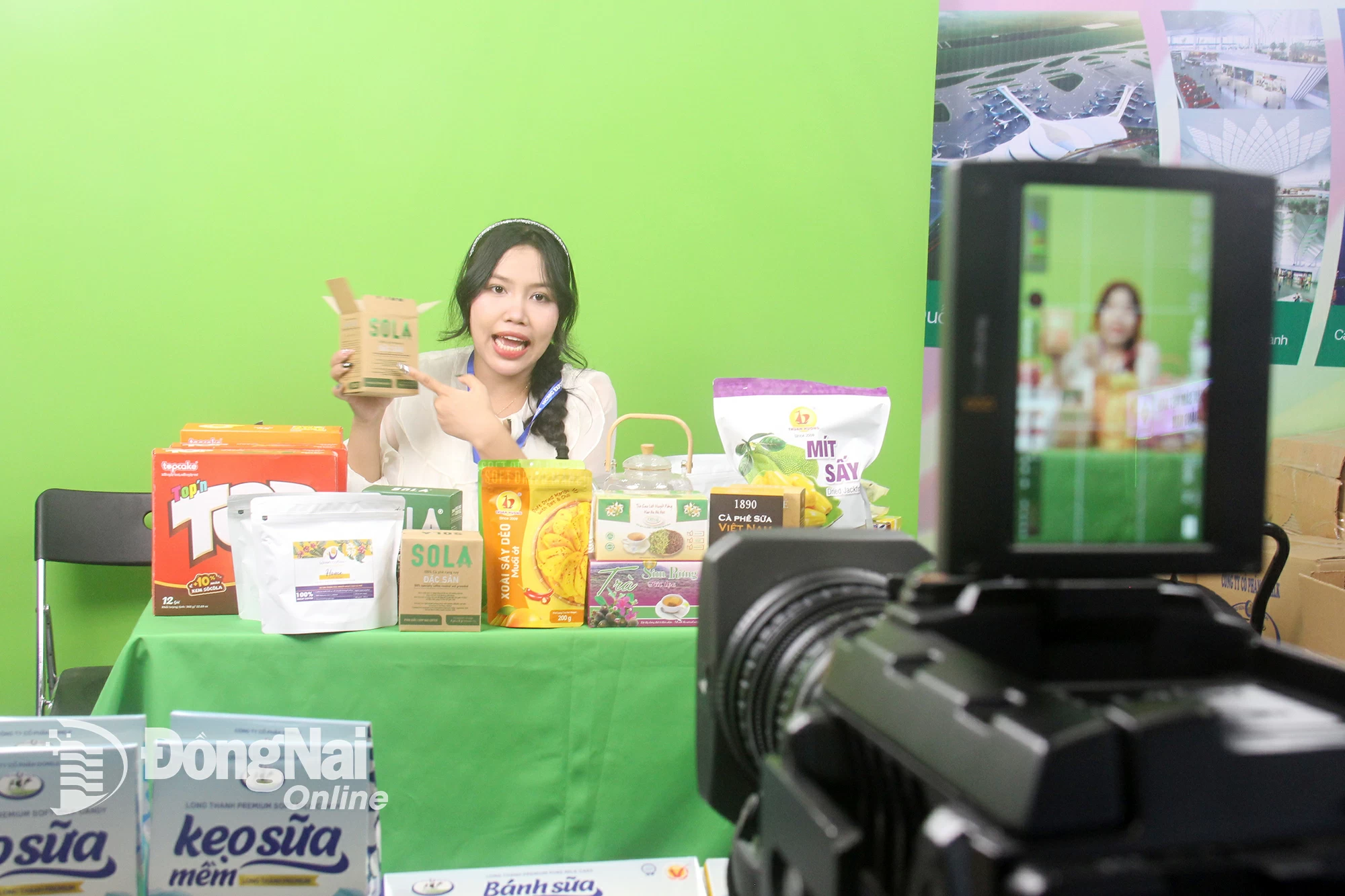 Phiên livestream bán hàng, quảng bá sản phẩm tại gian hàng của Đồng Nai ở Hội chợ Hàng Việt Nam tiêu biểu xuất khẩu năm 2025. Ảnh: Hải Quân