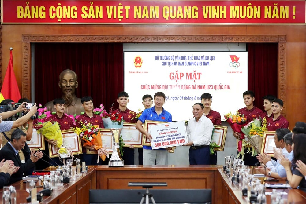 Minister Nguyen Van Hung congratulates the Vietnam U23 team on winning the Southeast Asian U23 Championship - photo 8