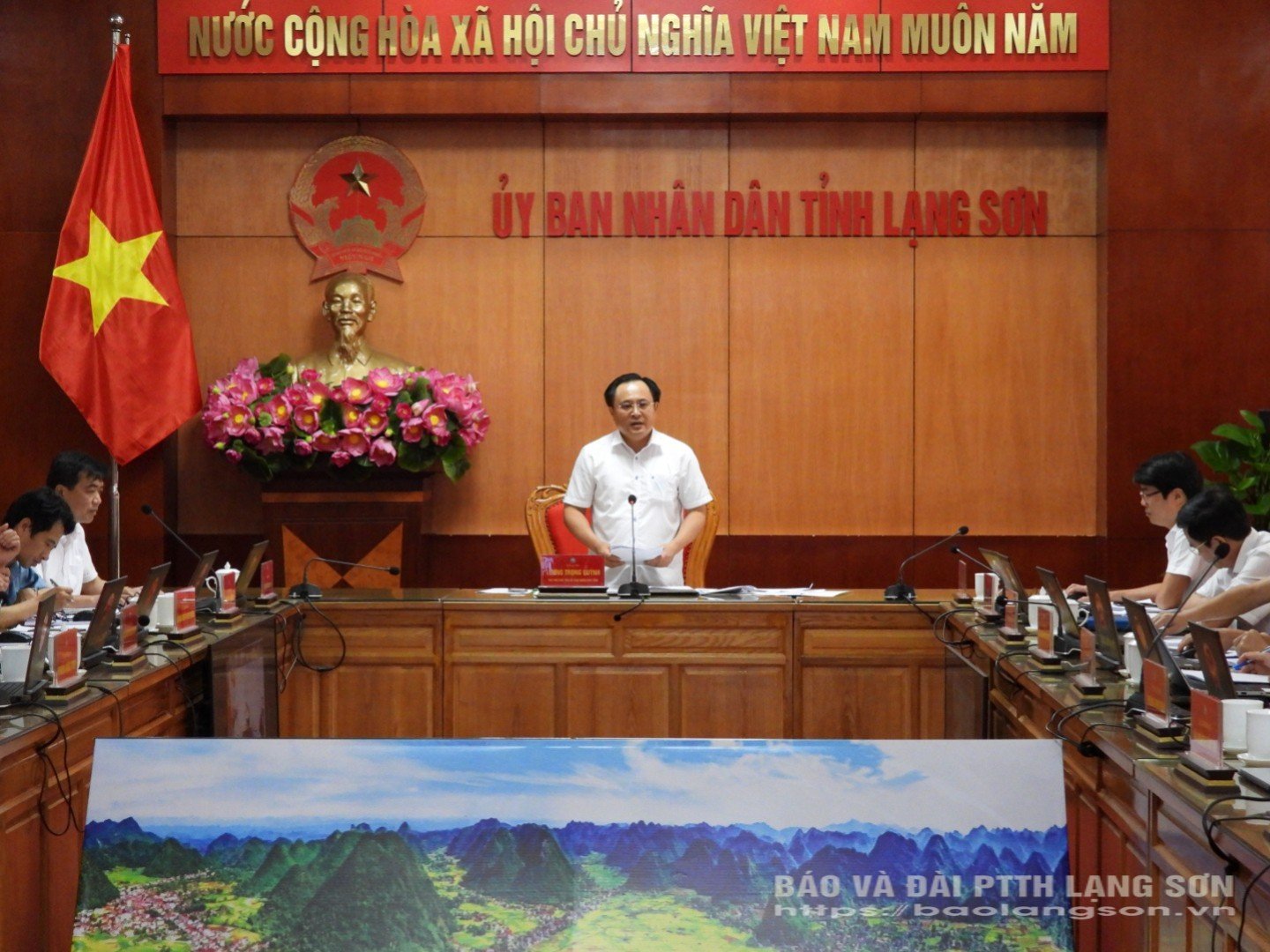 Đồng chí Phó Chủ tịch UBND tỉnh phát biểu kết luận tại cuộc họp