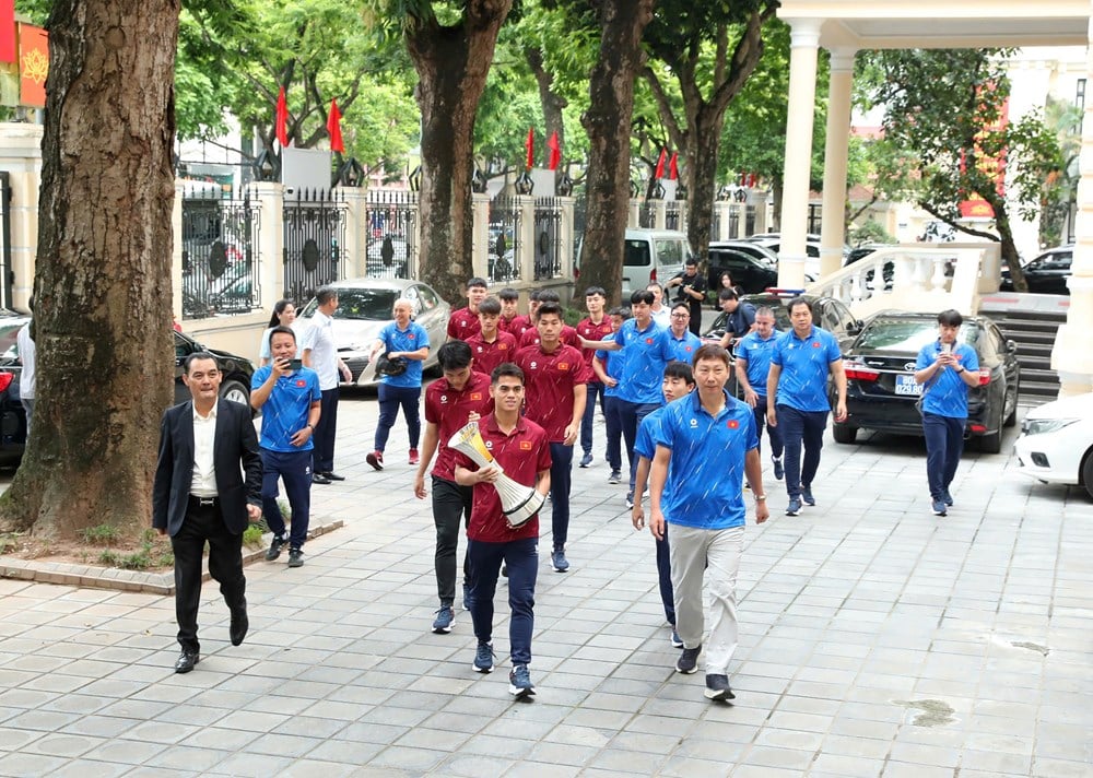 Minister Nguyen Van Hung congratulates the Vietnam U23 team on winning the Southeast Asian U23 Championship - photo 1