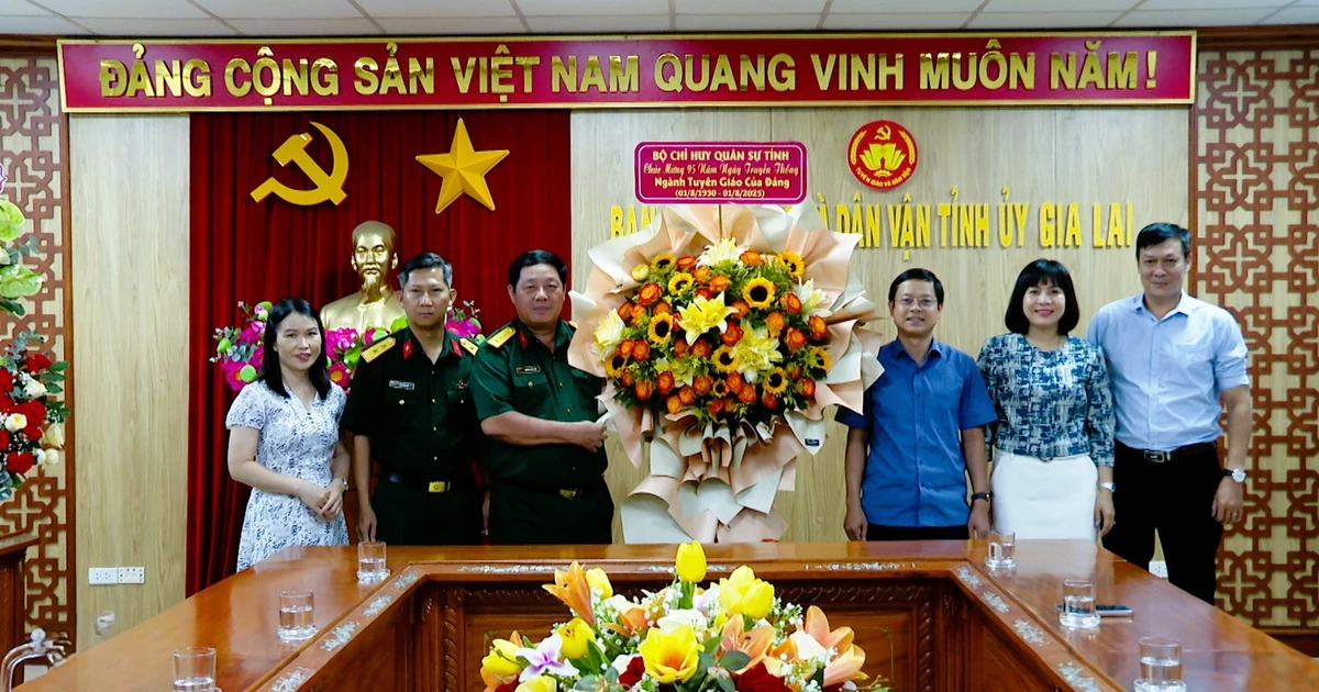 Lãnh đạo Bộ CHQS tỉnh Gia Lai chúc mừng Ban Tuyên giáo và Dân vận Tỉnh ủy