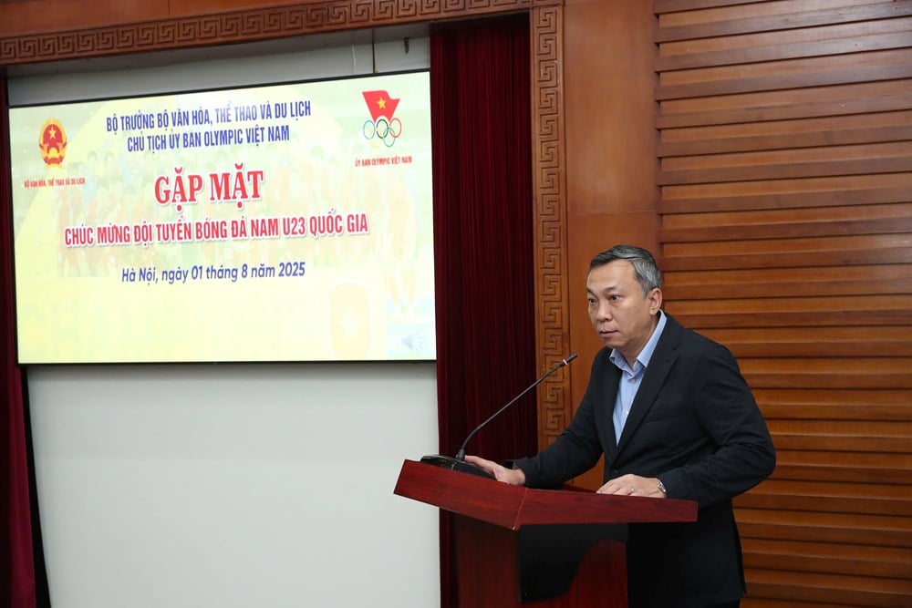 Minister Nguyen Van Hung congratulates the Vietnam U23 team on winning the Southeast Asian U23 Championship - photo 4