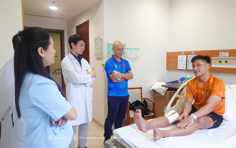 Thủ môn Hồ Văn Ý vừa phẫu thuật dây chằng chéo trước, VFF thăm hỏi động viên- Ảnh 2.