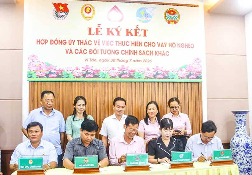 ការិយាល័យប្រតិបត្តិការធនាគារគោលនយោបាយសង្គម Hau Giang បានចុះហត្ថលេខាលើកិច្ចសន្យាផ្តល់ប្រាក់កម្ចីជាមួយឃុំ និងសង្កាត់ចំនួន 3
