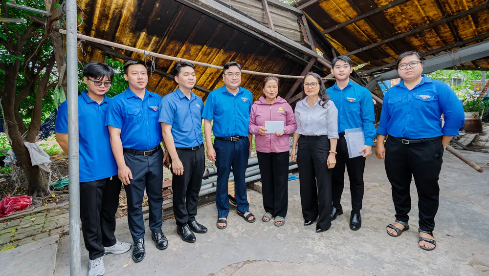 Une délégation du Comité du Front de la Patrie du Vietnam de Hô-Chi-Minh-Ville a rendu visite à la famille de Mme Vu Thi Van (quartier de Van Hanh), touchée par la tempête, et lui a remis 5 millions de dongs. Photo : MY LUONG