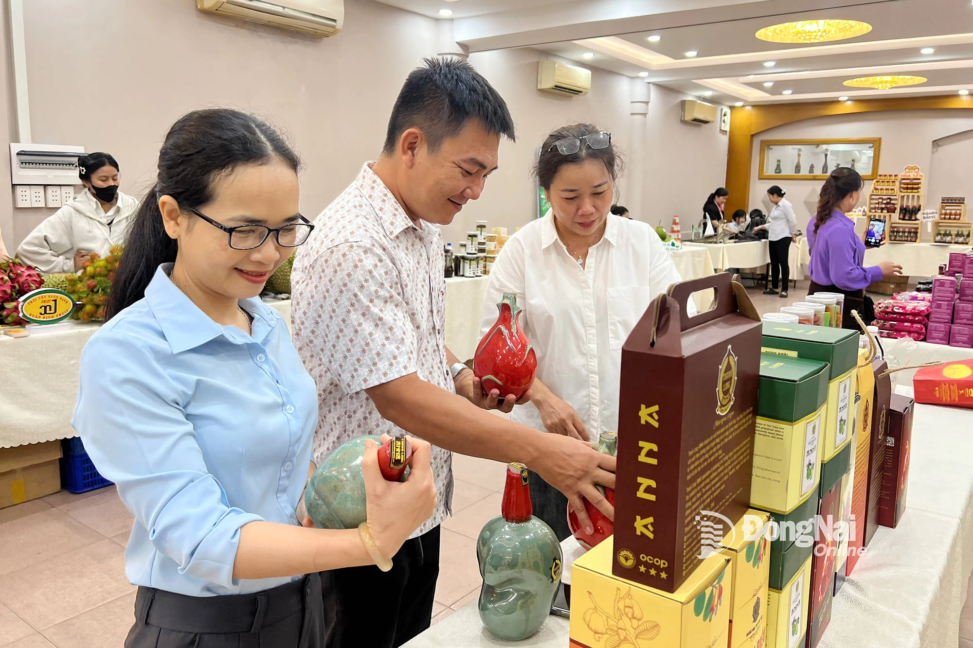 Các doanh nghiệp, chủ thể OCOP tham gia quảng bá, giới thiệu sản phẩm tại một hội nghị kết nối giao thương với hệ thống phân phối tại Đồng Nai vào tháng 5-2025. Ảnh: Hải Quân